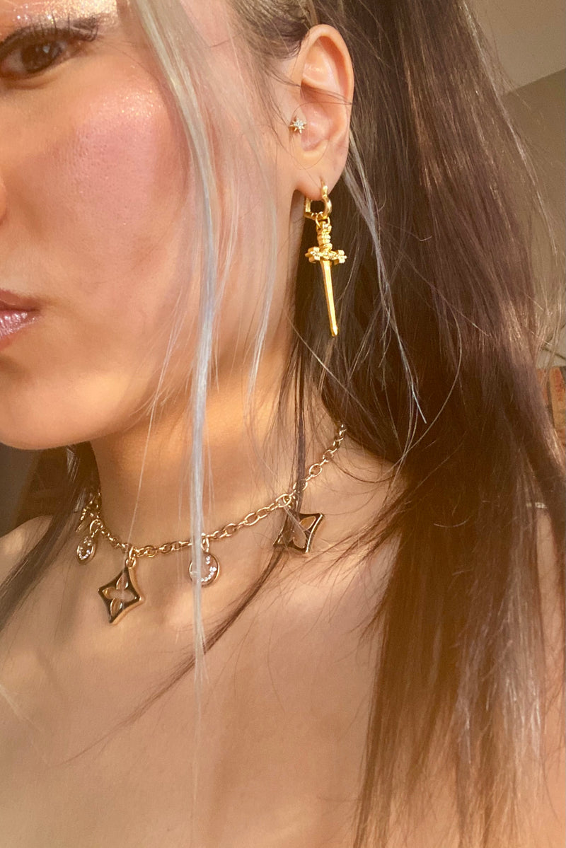 PERFECT TRUST DAGGER EARRINGS - GOLD